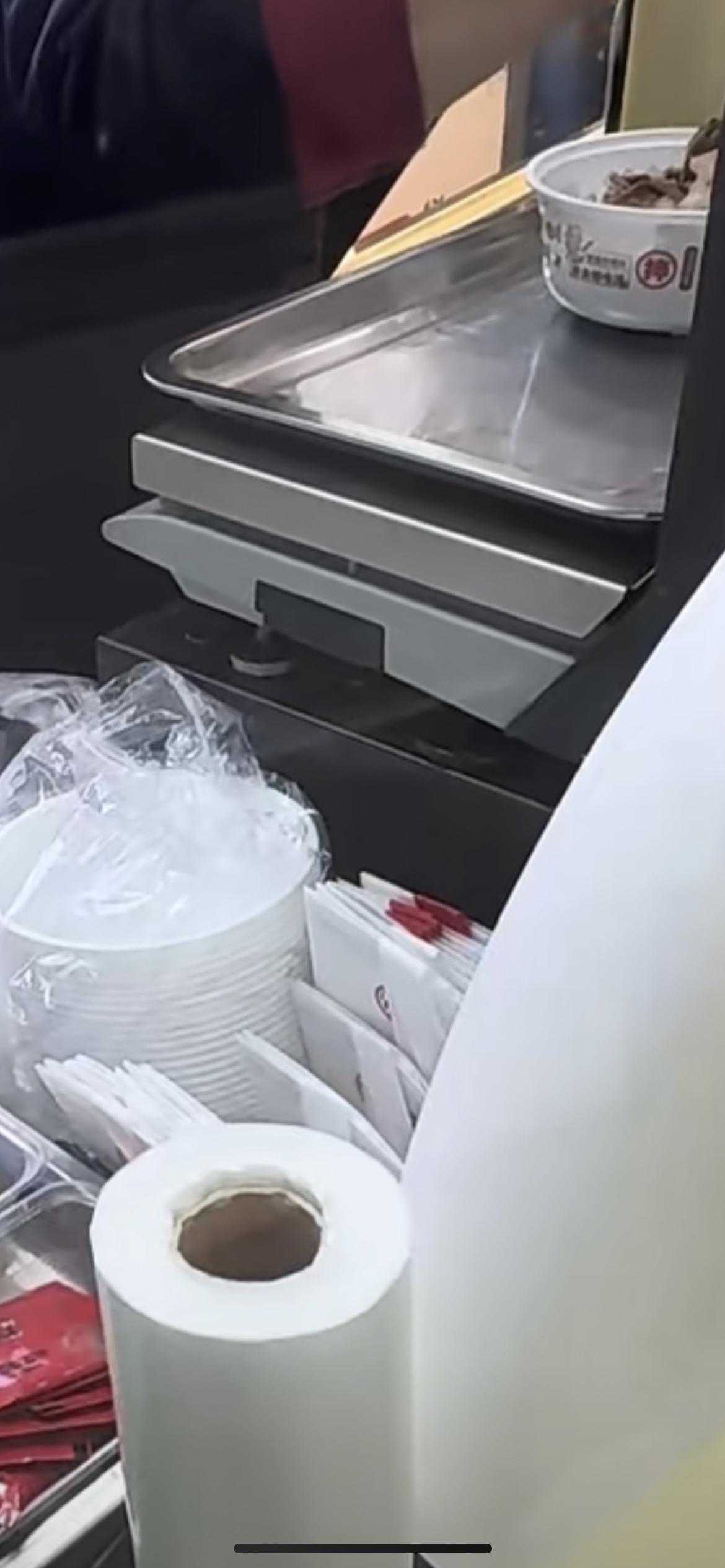 12月24日江苏南通，顾客发现紫燕百味鸡店员偷偷“藏”牛肉，“已发现多次，这次终