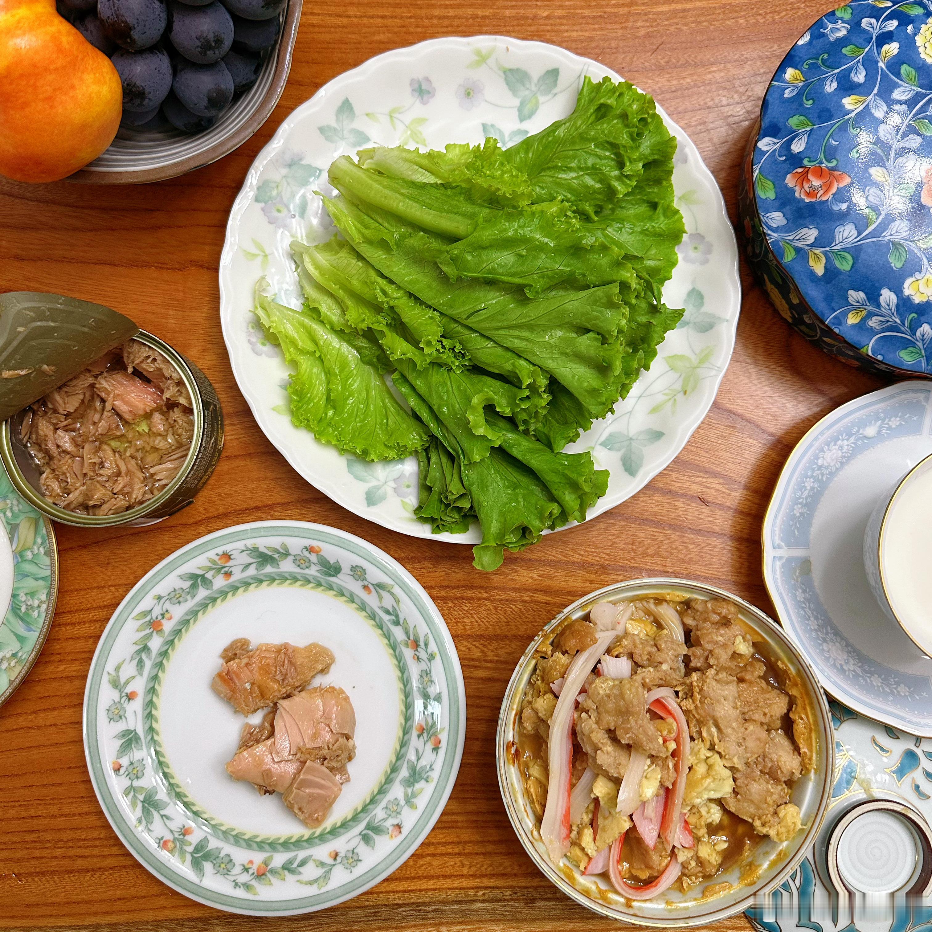 有个群里大家经常晒美食，精致的早餐层出不穷，个个儿都吃得好好，只有我胡吃乱造生菜