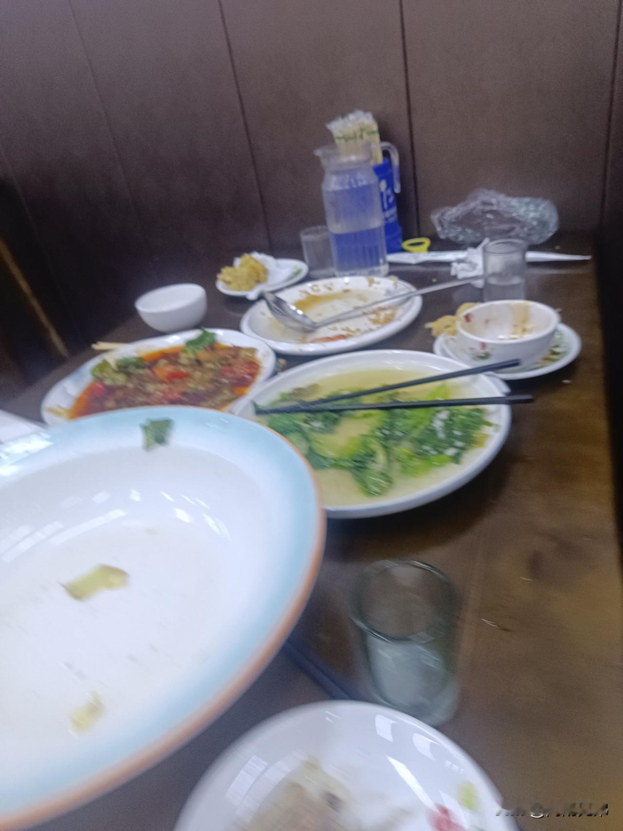 今天吃饭后打包，居然被隔壁桌一女子嘲笑了。
刚因为几个工人加班，遂请她们一起去饭