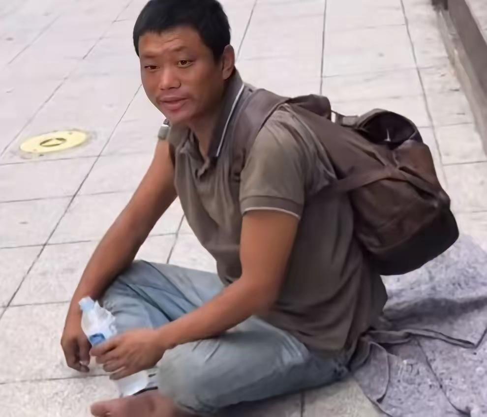“我不配回中国，没脸见人”，他流落巴西街头，靠乞讨为生，当大使馆找到他时，他却死