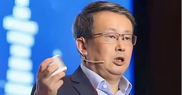 项立刚认为莫言读的书没他多。项立刚是中专生，学的会计。莫言是高中毕业。项立刚不知