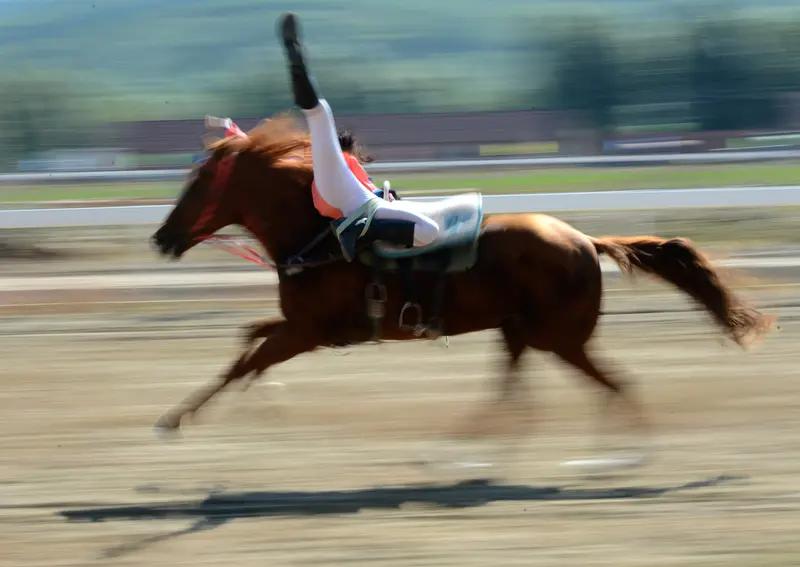 看到“古有快马送信”这个上联，一下子就来了兴致。这上联描绘出古代靠快马传递信息的