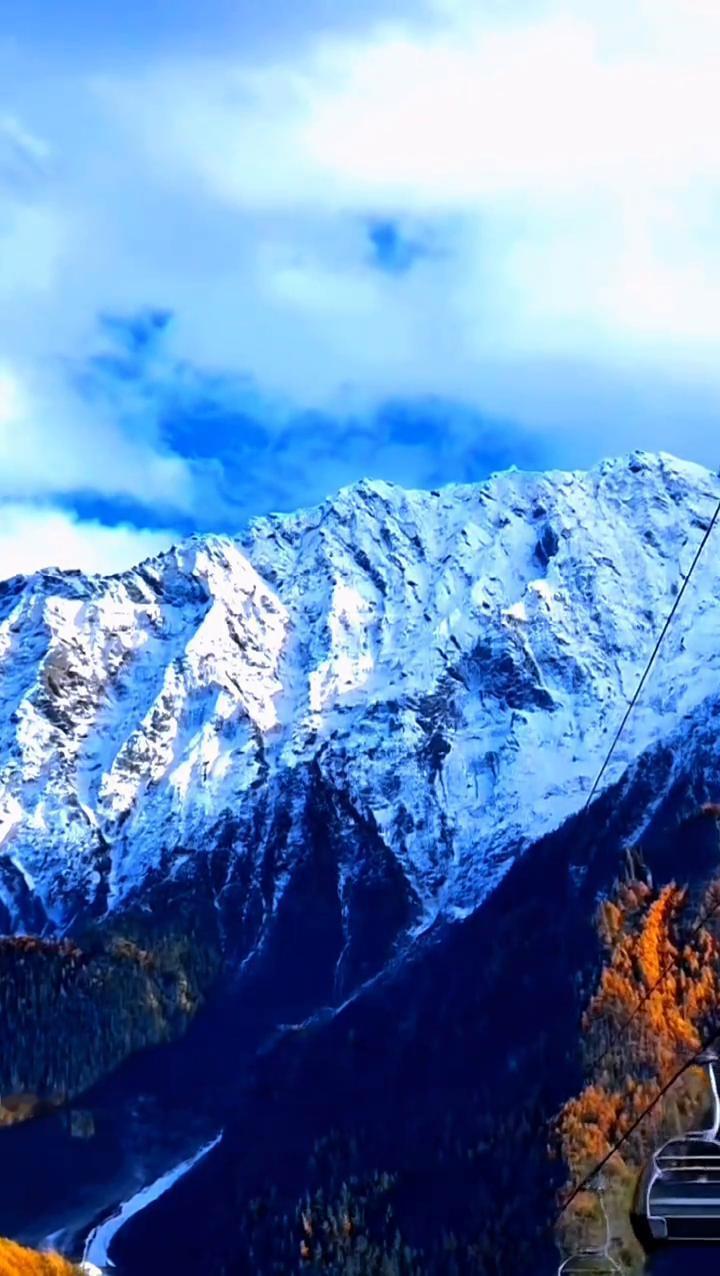 《雪山之巅》。
梦里温柔的缠绵，回忆在雪山之巅。银河里许下的诺言，恋爱让星光耀眼
