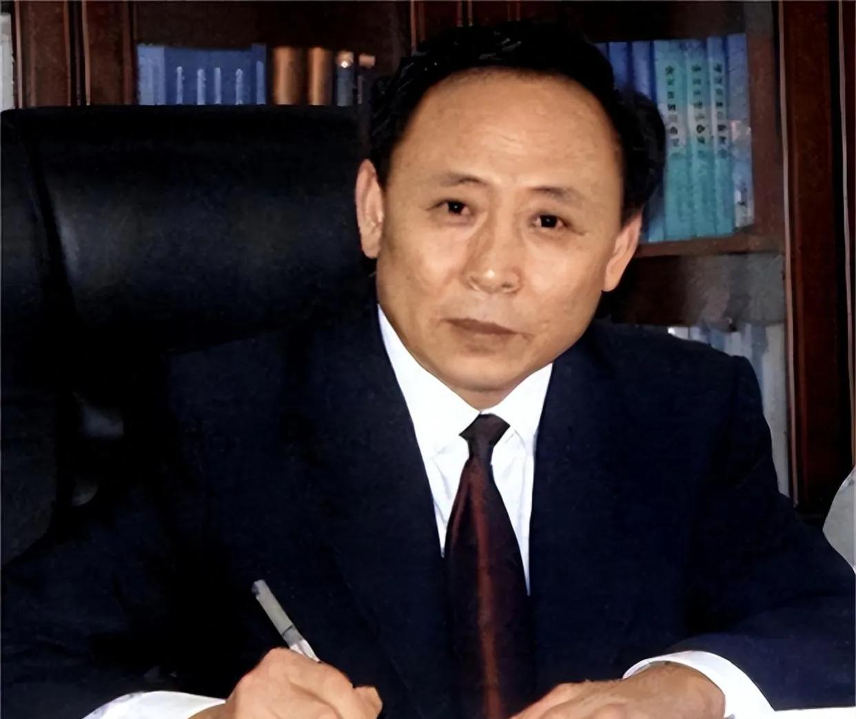间谍
康日新，1953年8月出生于山西大同人，1978年8月毕业于上海交通大学(