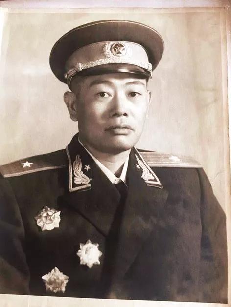 井冈山挑夫司令，五五年授衔后却不敢抬头，只为等一声熟悉的乡音。1955年的大授衔