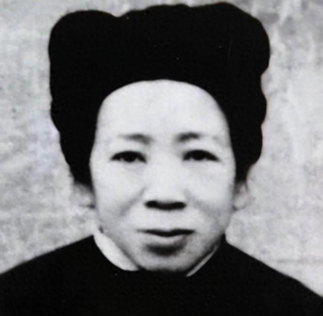 1988年，一农民正在地里干农活。村长突然气喘吁吁的跑过来：“别干了，快回去，你