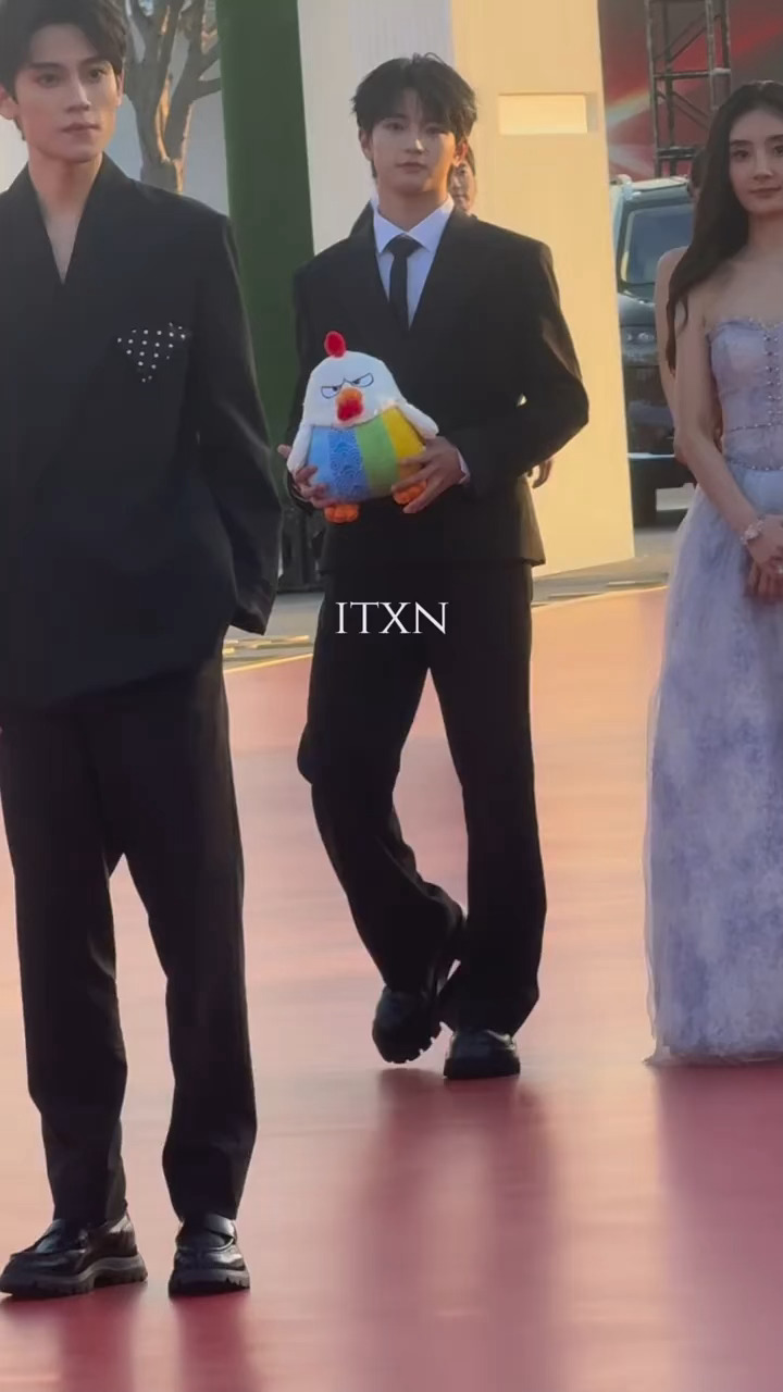 哎呀特别争气的穆祉丞🫶在17岁的最后一天走上了金鸡奖的红毯🥺 