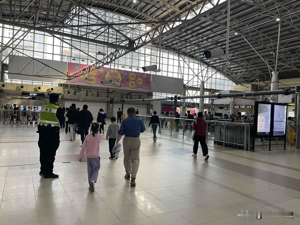 就算是莘庄这样的地方，地铁站也这么多人，看来上海人确实多。但是上海的地铁设施非常