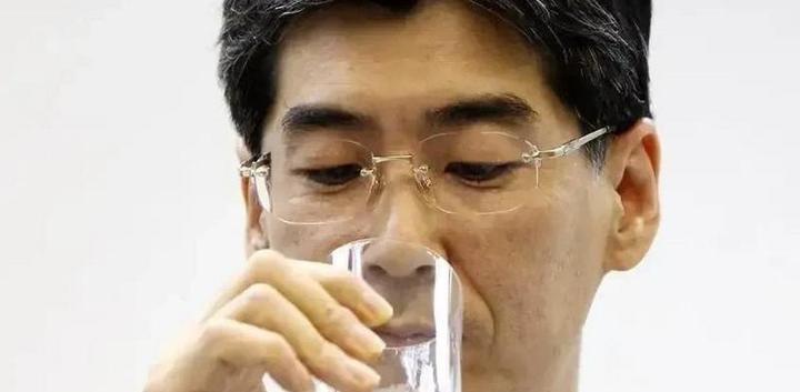 大伙还记得15年前，在全世界镜头前仰脖喝下福岛处理水、却被拍到手直发抖的日本官员