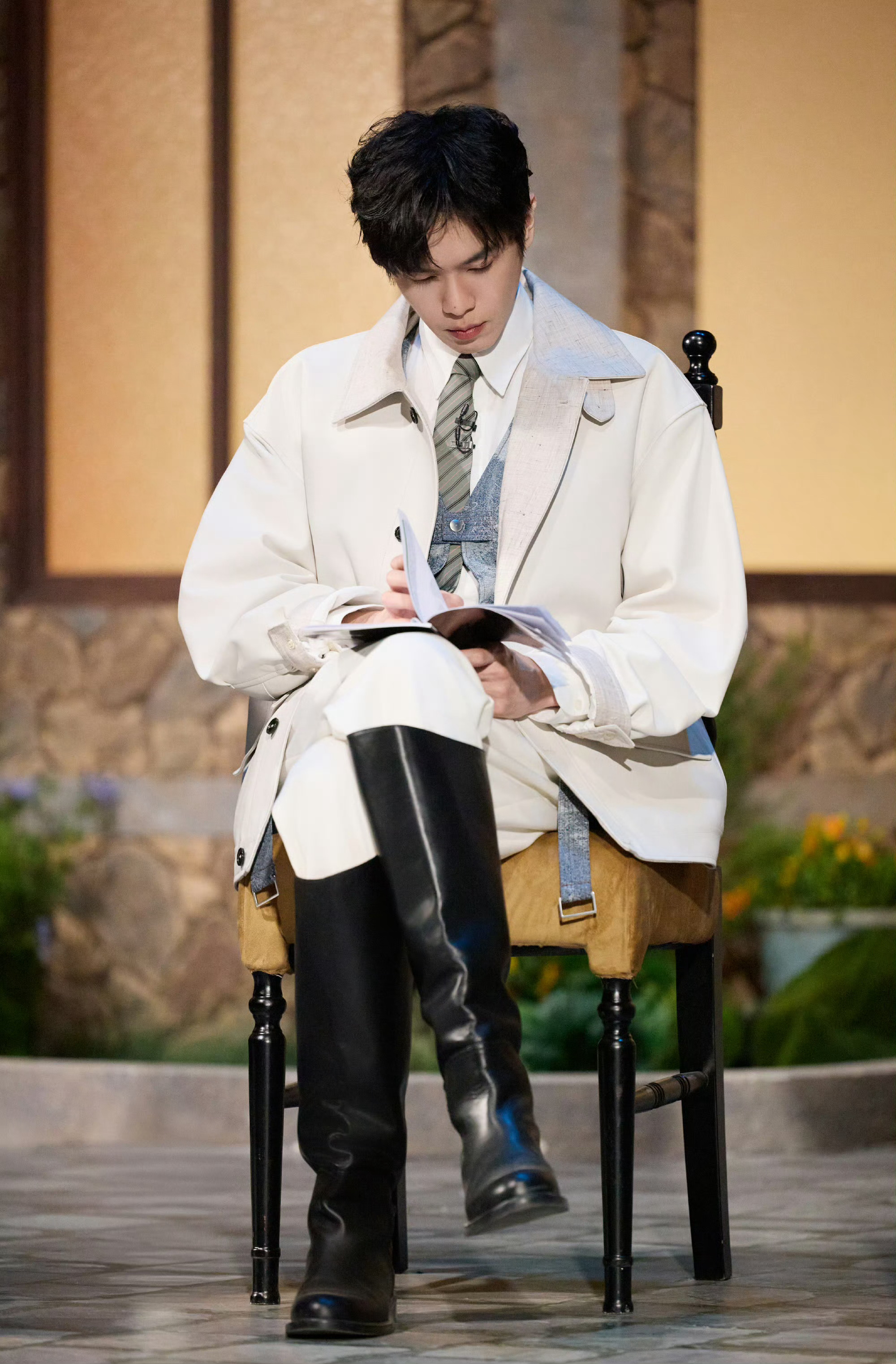 张若昀在哪里都是舞台救命！张若昀在大侦探直接解锁行走点唱机技能✨完美拿捏见缝唱歌