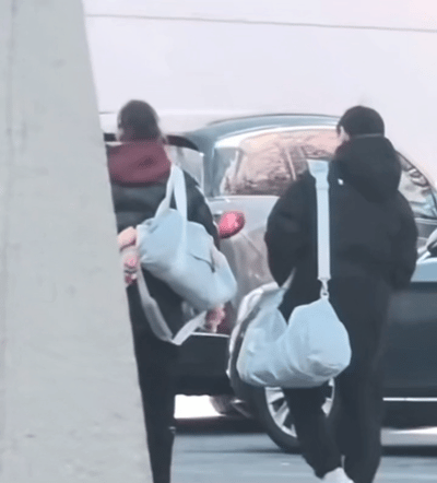 3.6日，新鲜的莎莎，和佳佳一起背着包上训。

国乒目前在正常训练，今天莎莎背着