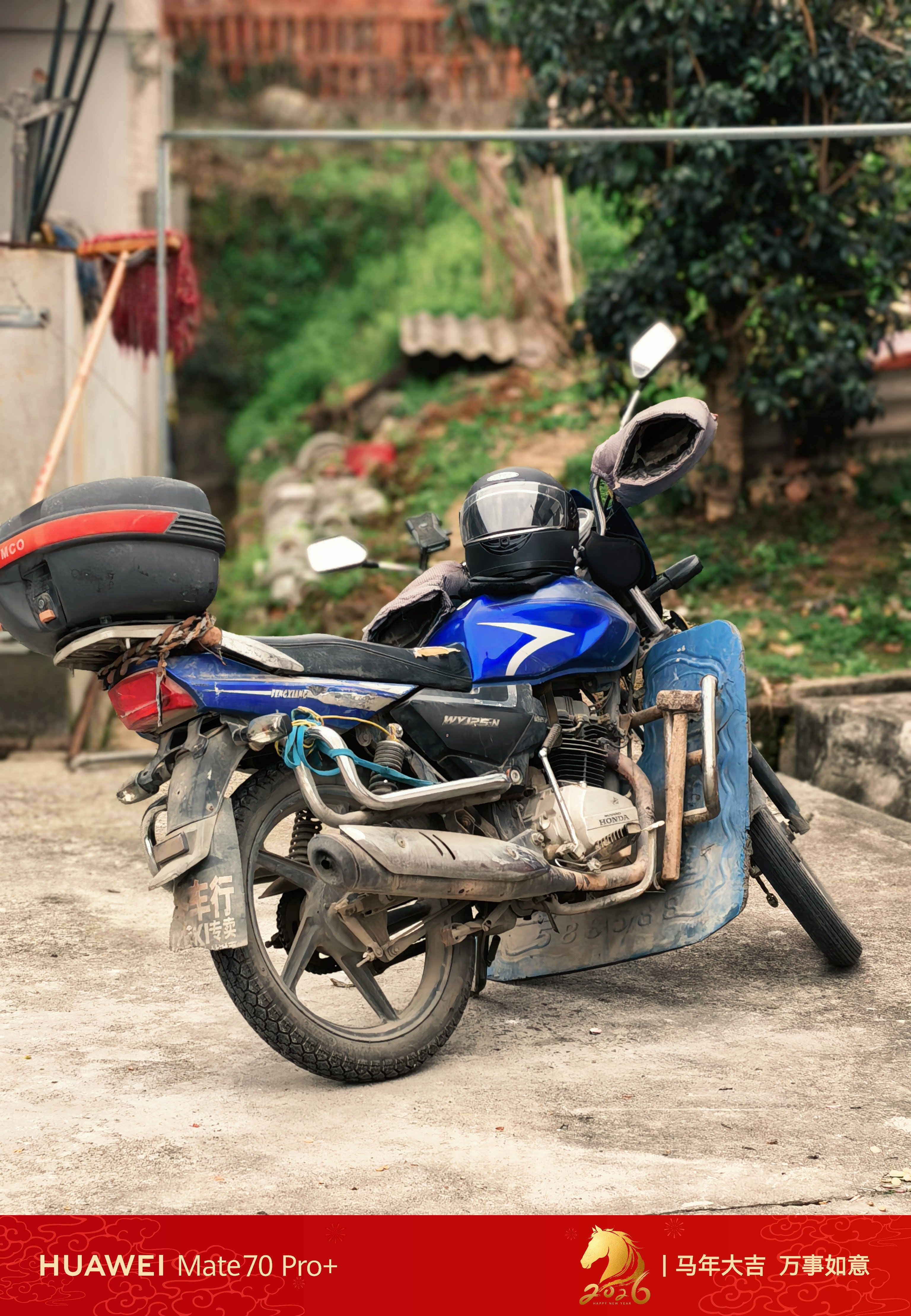 合伙人的务农装备，他很时髦选了最酷的长安启源，和一辆很复古的本田125，组合起来