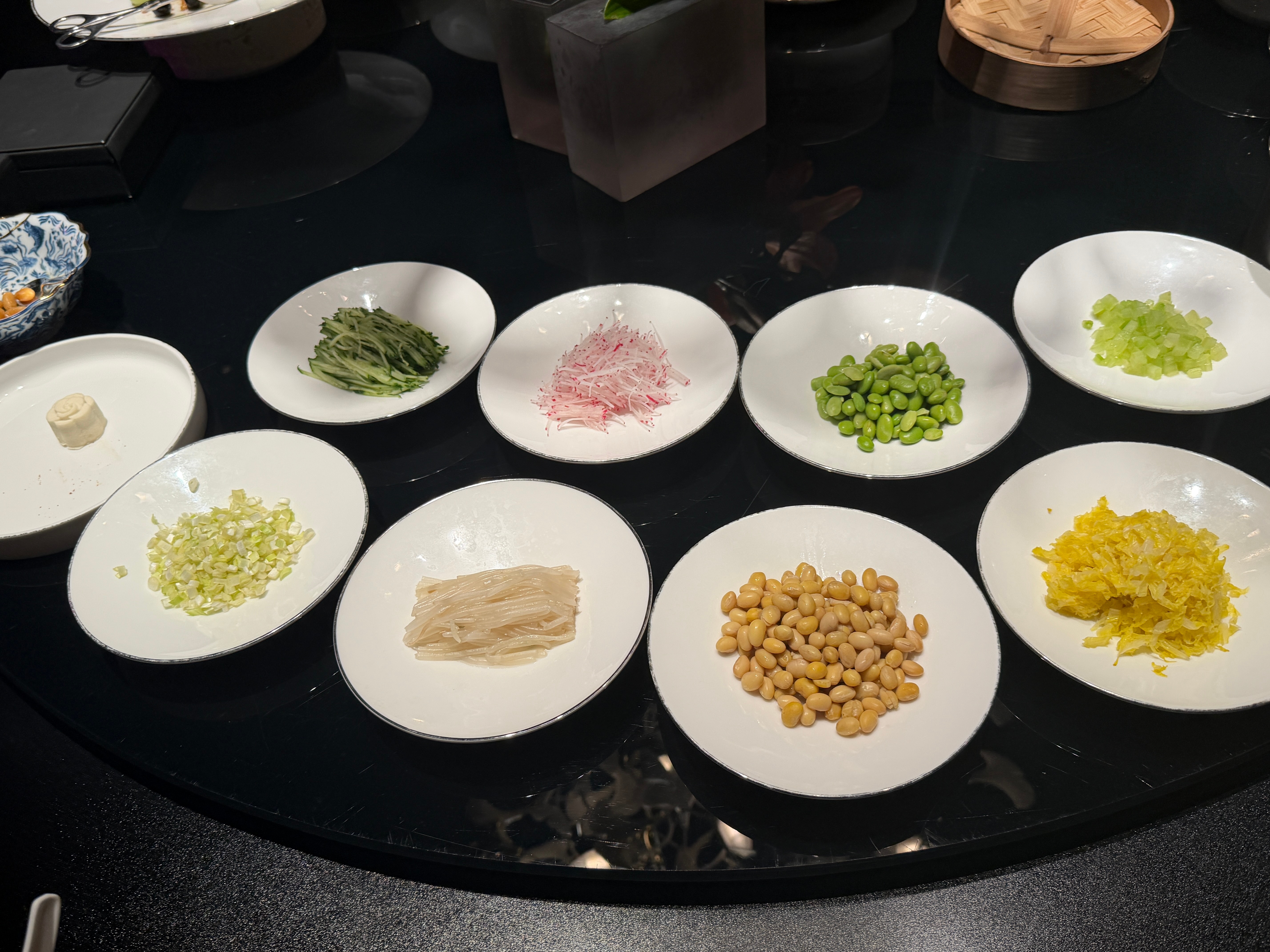 第一次给朋友在大董过生日，这生日面也太豪华了，8种小料4种卤……