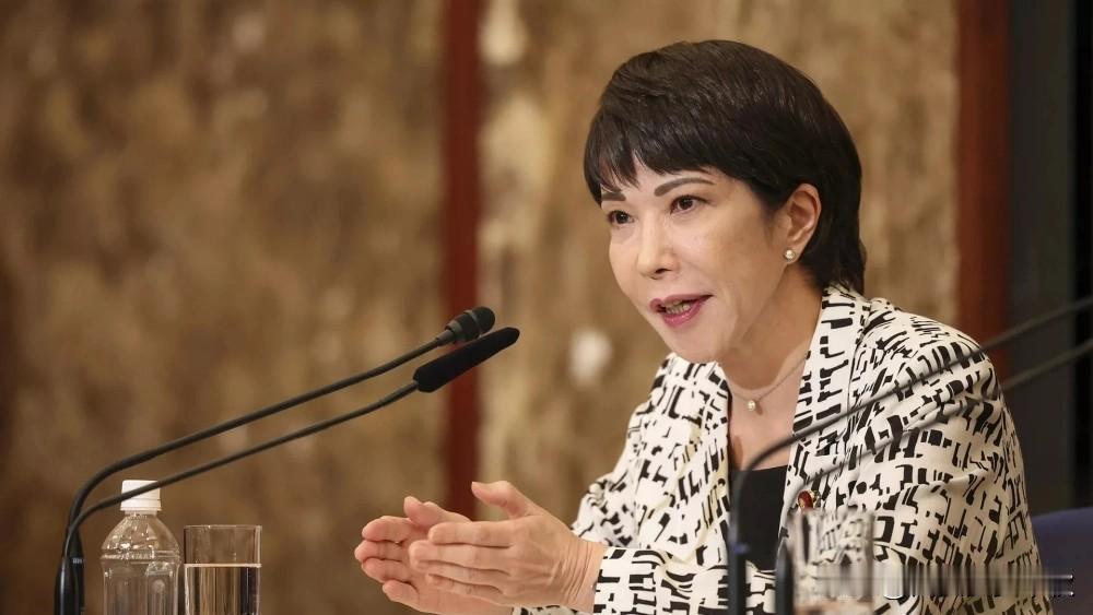 我的天呐！这两个人长的也太像了吧！因为太像了，连她老公也开始担忧起来了！友友们，