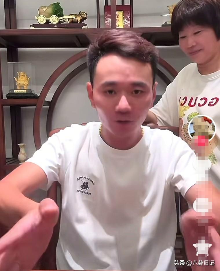 厉怀远又一次回应空盒子的事，厉妈在后面开心的笑着。

怀远说空盒子是对的，因为里