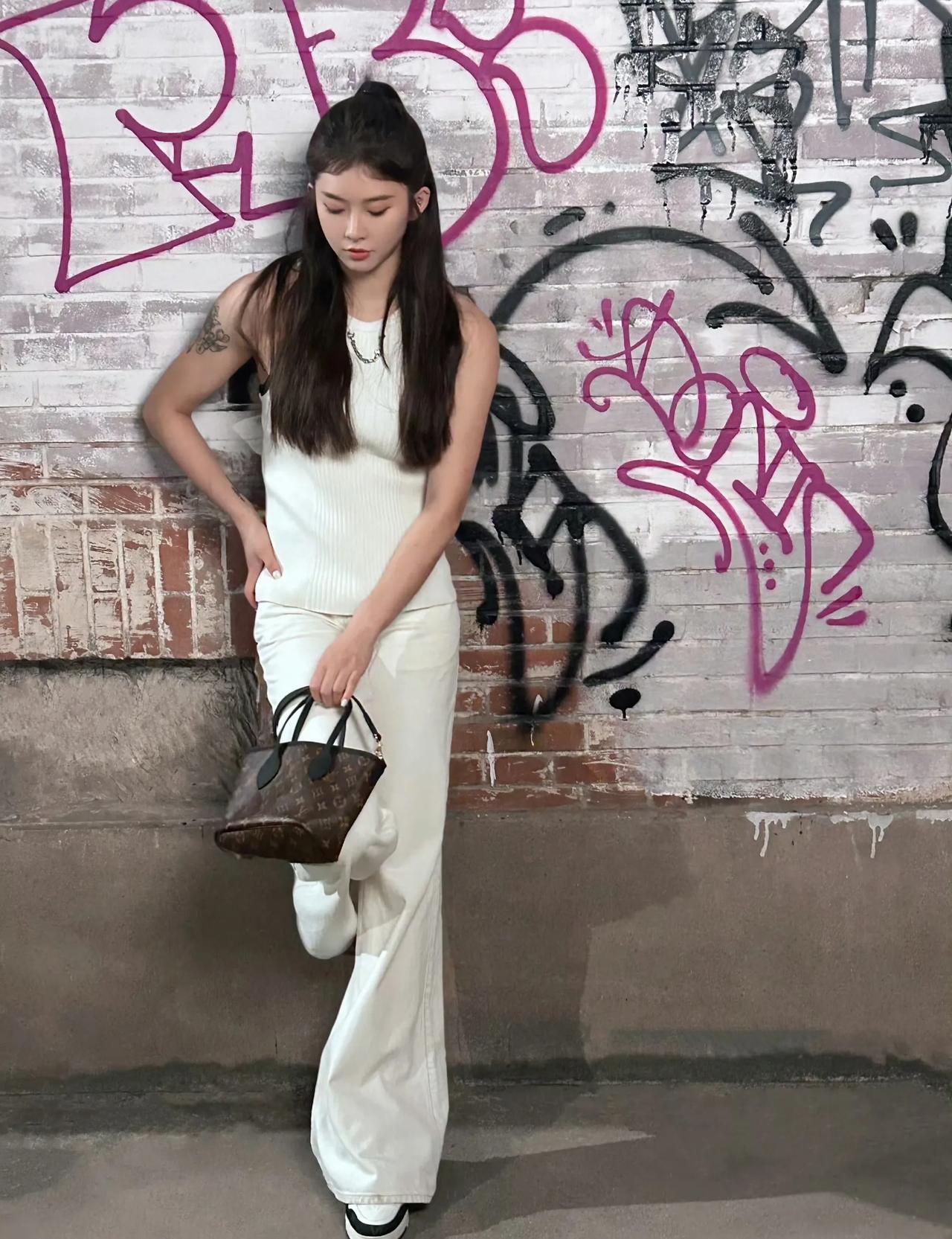 感觉这是看过的吴艳妮最美颜值最高的一张照片了！照片中的她一身白色休闲装打扮，柔美