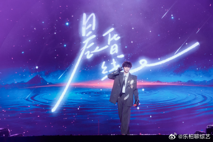 梓渝站在蓝光里  梓渝站在蓝光里真的是帅的太有氛围感了呀，他的舞台照依旧是那么的