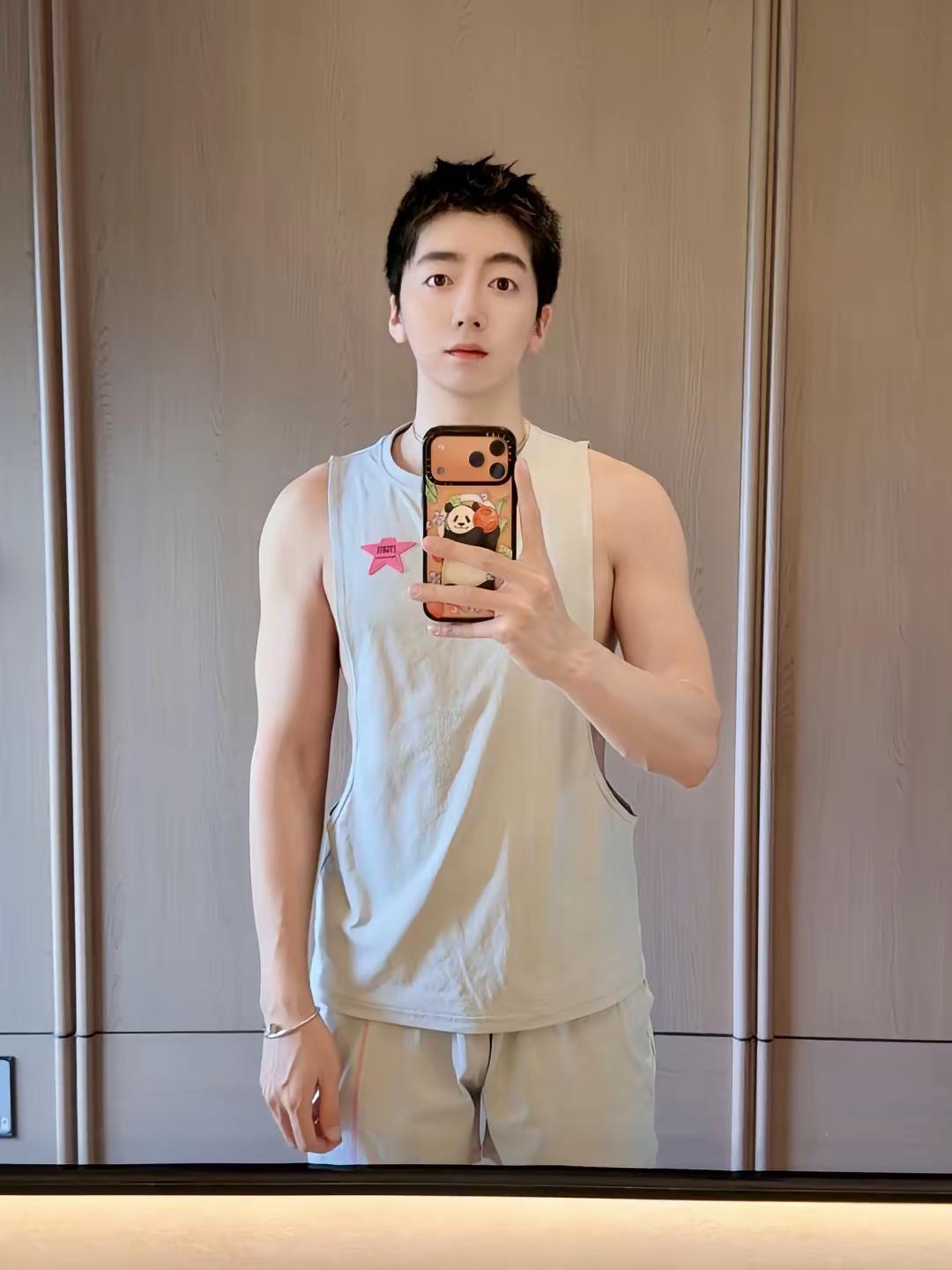It,s Me.今日份的 OOTD 不就反差吗这题我熟 猫猫熊