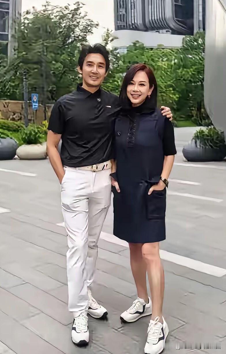 这一对姐弟恋是最恩爱接地气的一对，夫妻俩打扮低调，但看着很有气质。50多岁的陈松