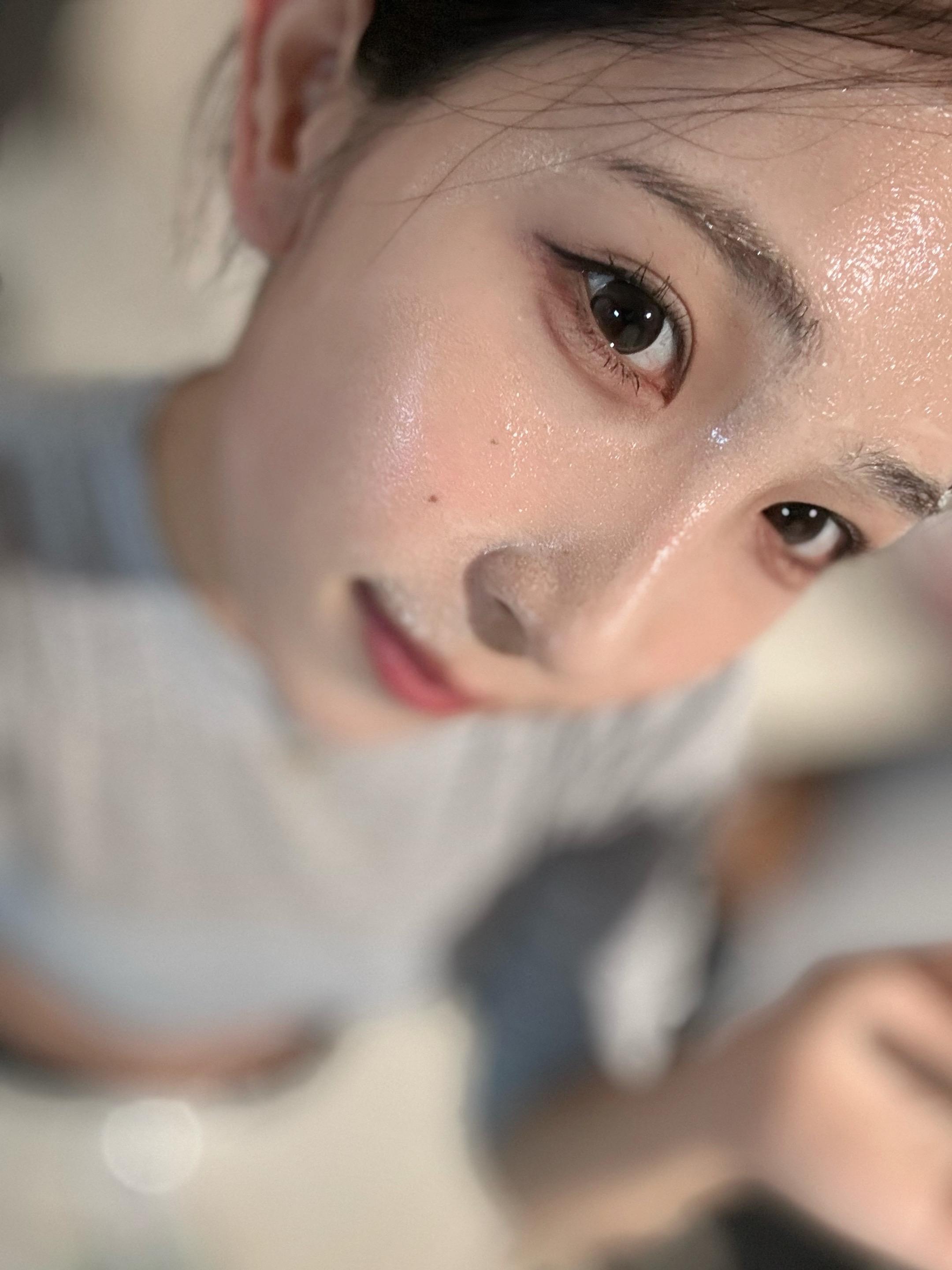 女孩子卸妆前总是忍不住拍两张的