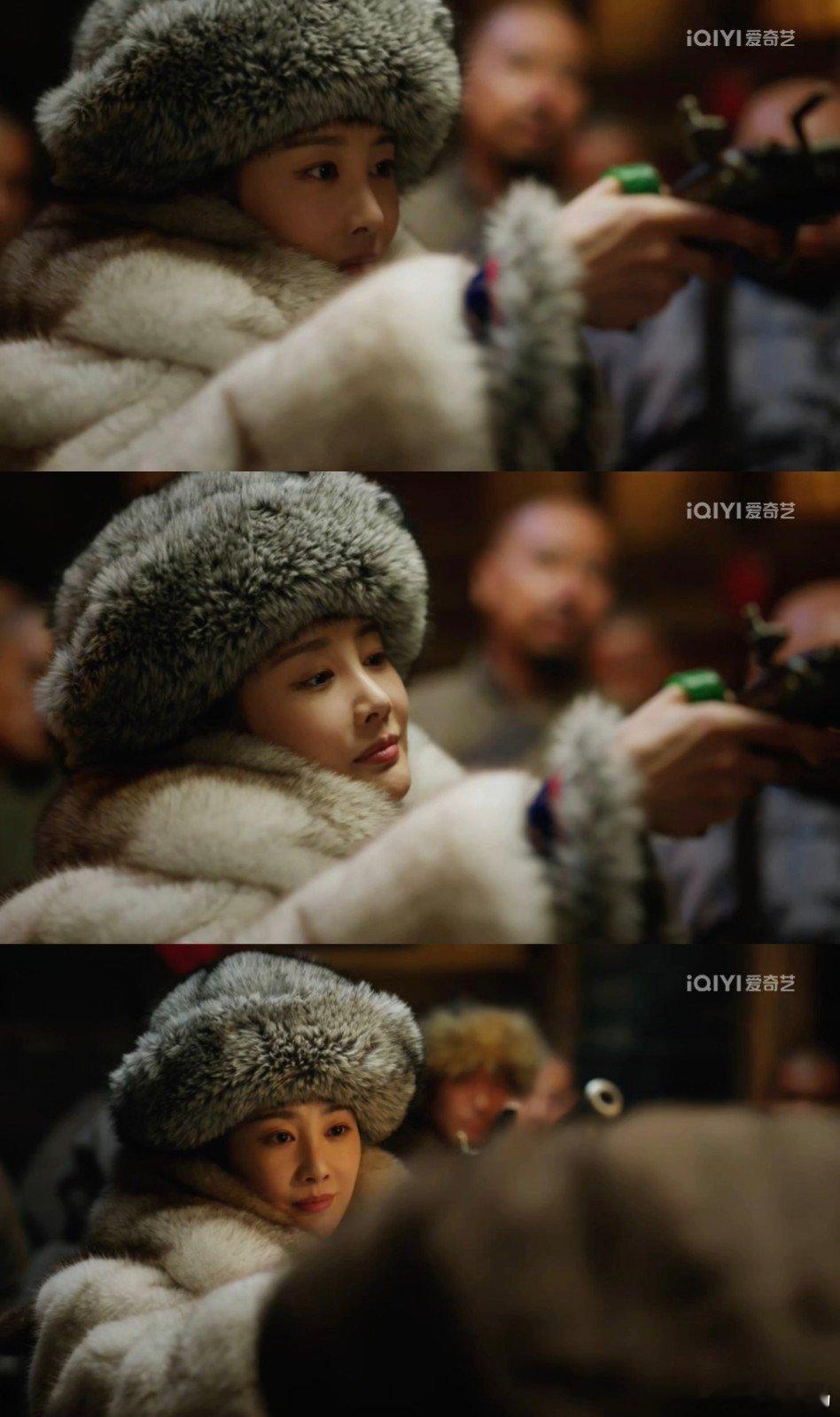 好爽的女人坐主位李纯饰演的苏紫轩，手握枪定规矩打破满屋陈旧法则 