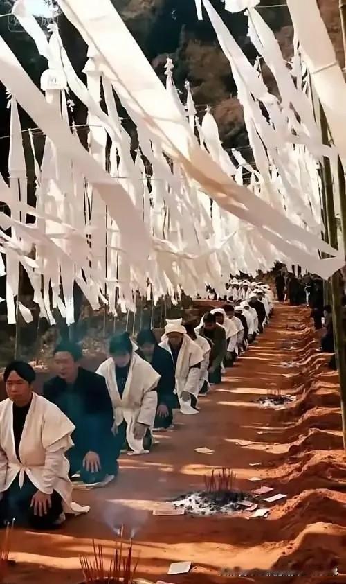 新的殡葬制度将于2026年3月30号执行，大概意思就是：一切从简，城里可以选火葬