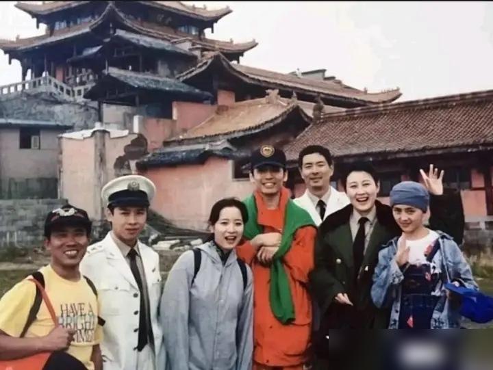 别再温情脉脉地解读90年代导演带队出游的老照片了。
我告诉你，那不是团建，那是