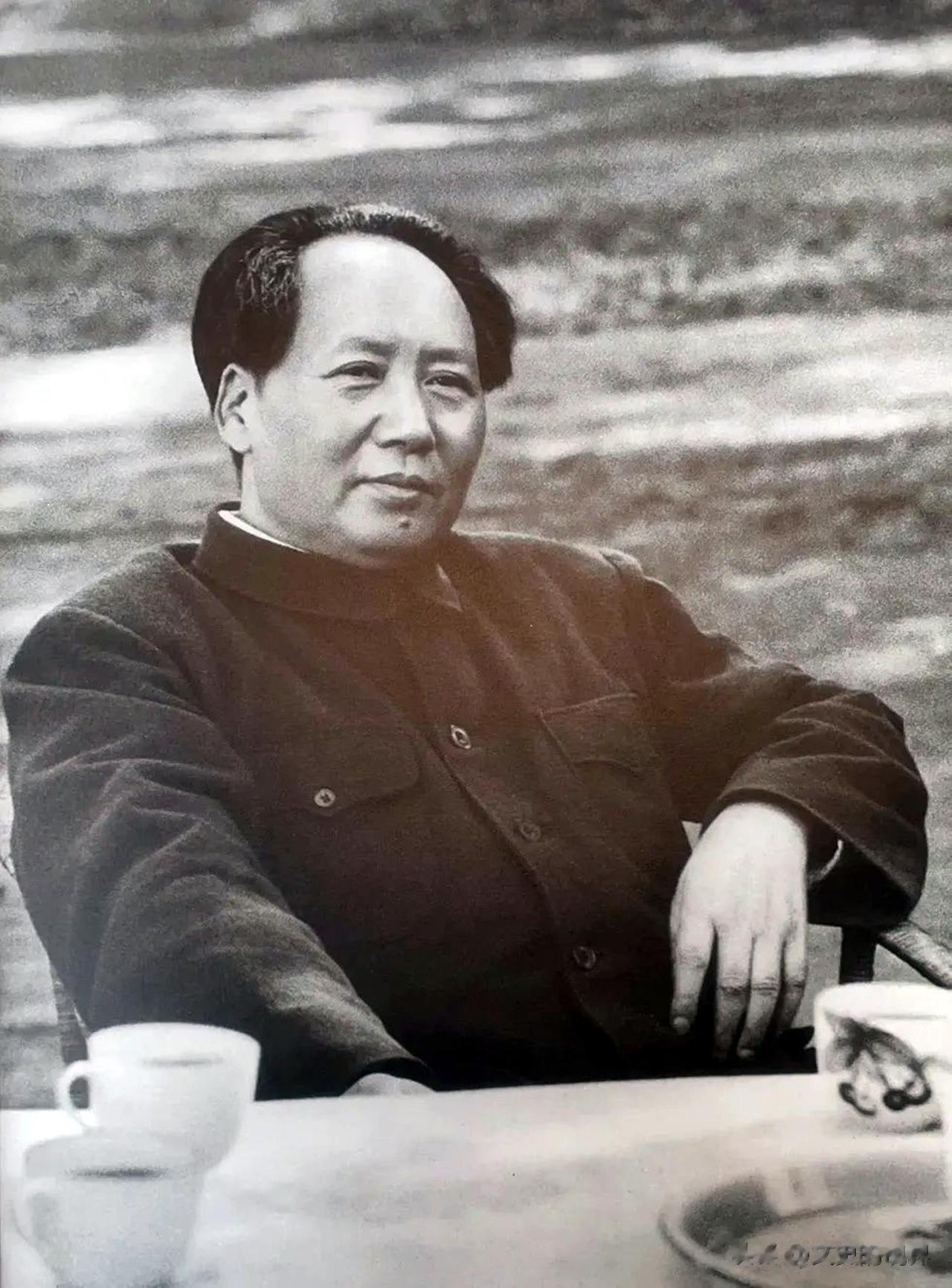 1956年，毛主席乘专列外出视察，中午饭点的时候，毛主席在卫士张仙鹏的陪同下缓缓