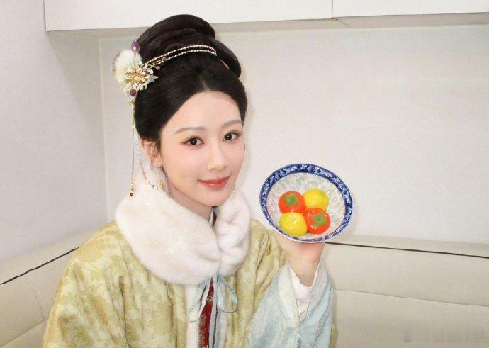 杨紫身着汉服尽显优雅，采访魅力十足。民族文化独特，值得我们不断去探索、学习与传承