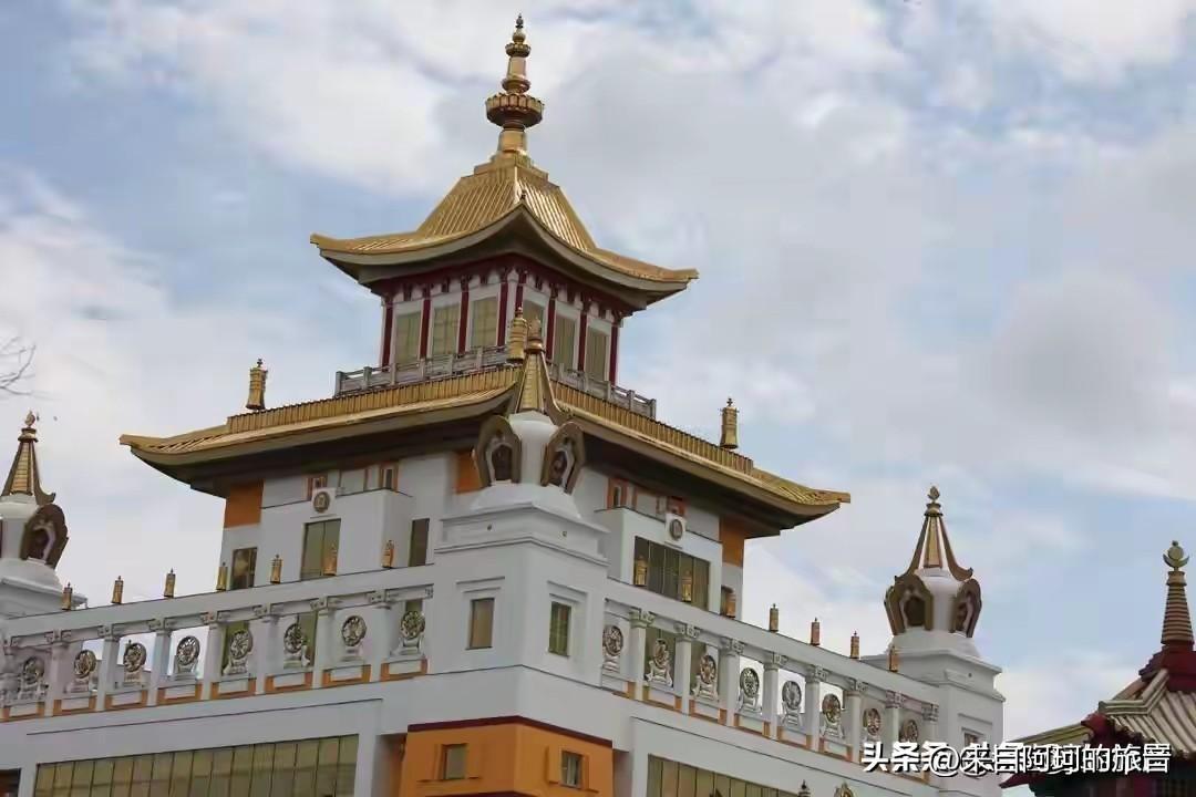 伏尔加河下游有片草原，住着一群黄皮肤黑头发的欧洲人。他们信佛，管自己叫“瓦剌人”