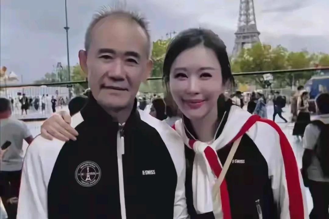 老夫少妻是富豪不变的主题：王石夫妻在巴黎！
