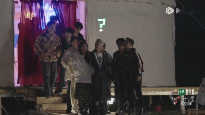 汪峰宁静就这么自然地牵手了 觉得这是好朋友之前的相处方式吧 ​​​