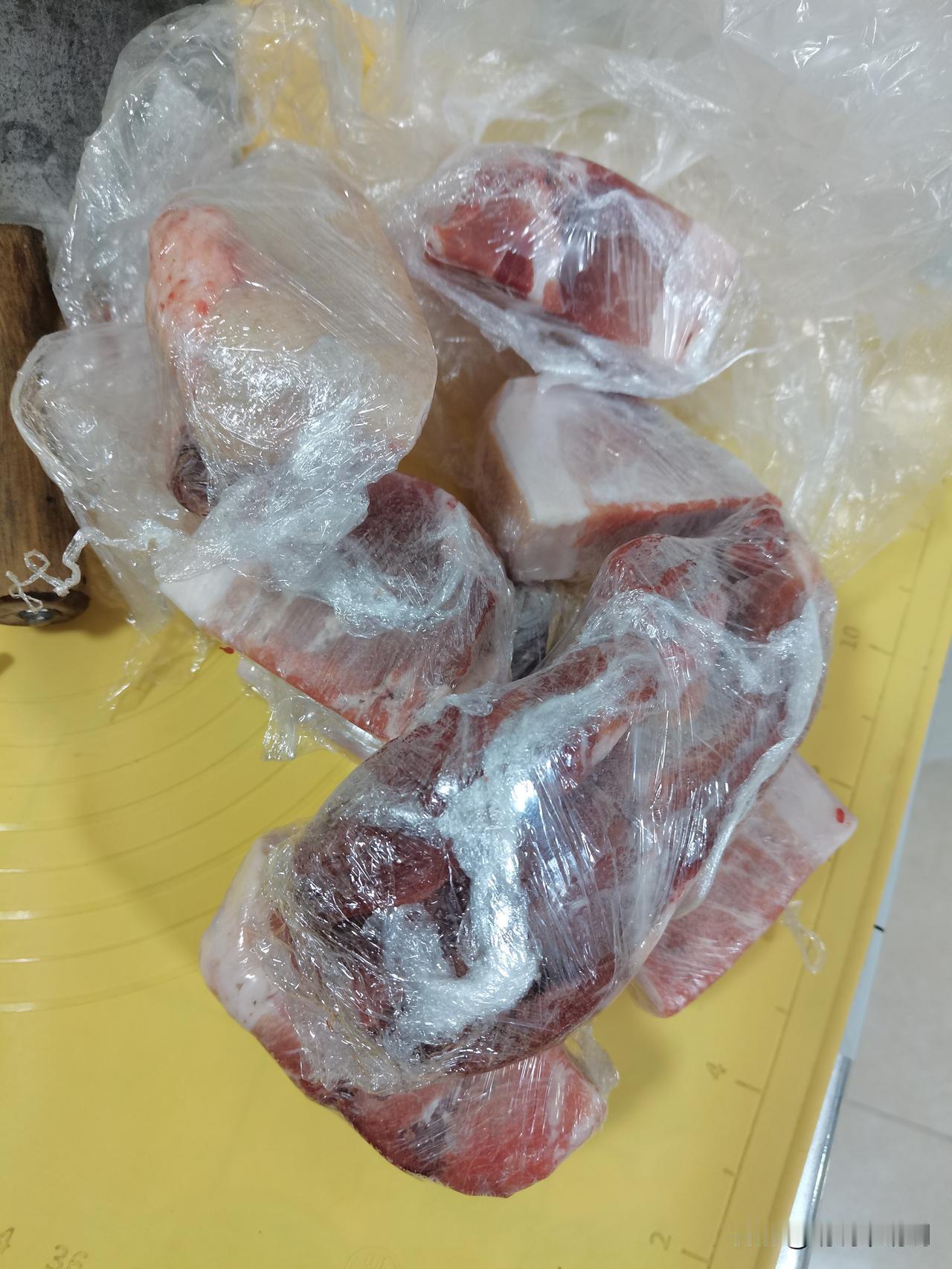 老胡今天和大家分享一个冬季储存猪肉的小妙招，现在正是北方杀年猪的时候，每年到了这