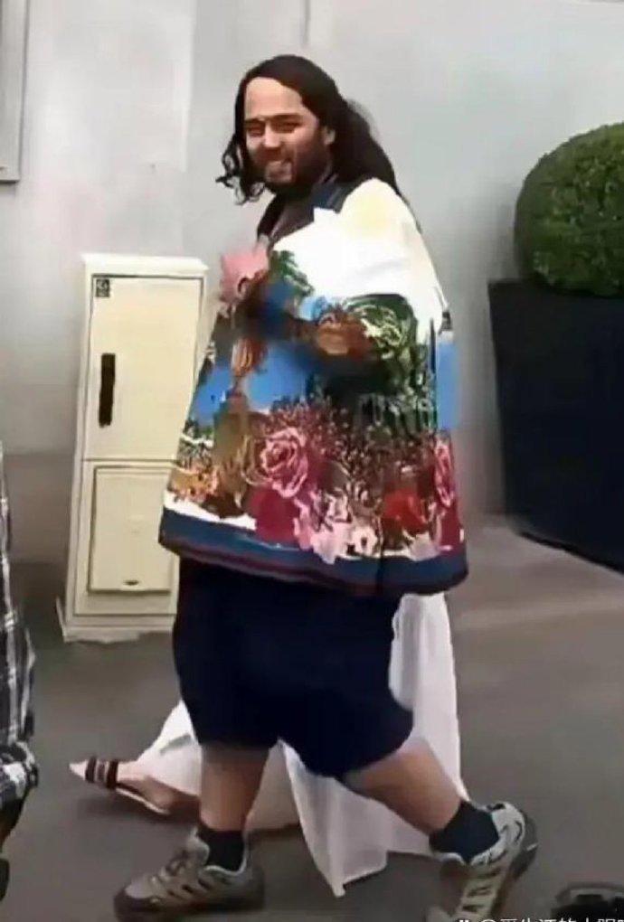 真的搞不懂，印度首富小儿子那么有钱，婚礼就花了五十多亿，难道就没钱理个发吗？看上