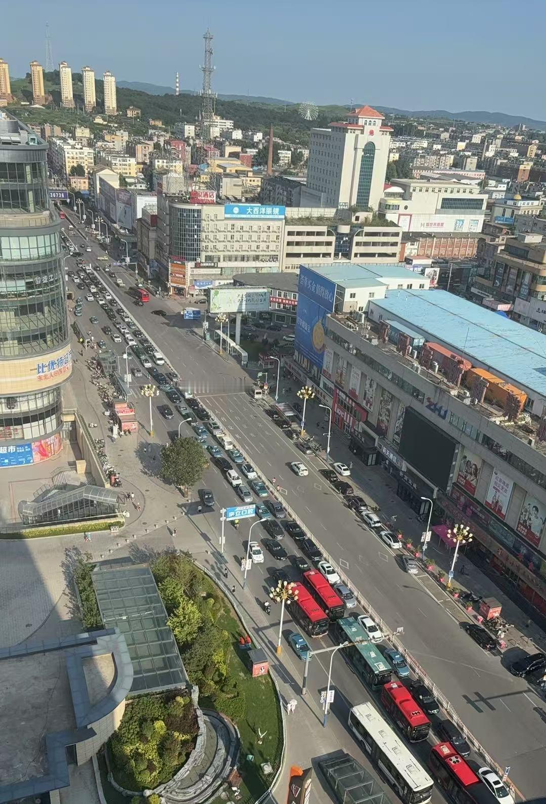 最近，为了锻炼大家驾驶技术，瓦房店人民在几个固定路段疯狂聚集。纷纷感叹大瓦国终于