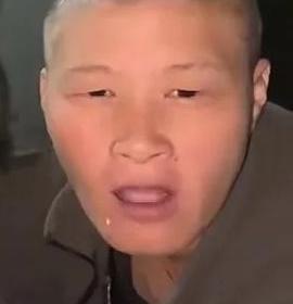 《漫长的季节》里，沈墨这个角色，真是让人心里堵得慌。
当她剃光头发，眼神空洞地坐