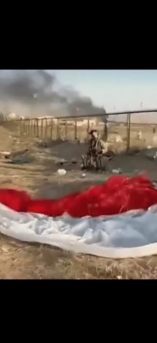 昨天一名弹射逃生的美国空军F-15E战斗机飞行员在落地之后被科威特老乡逮住，面对