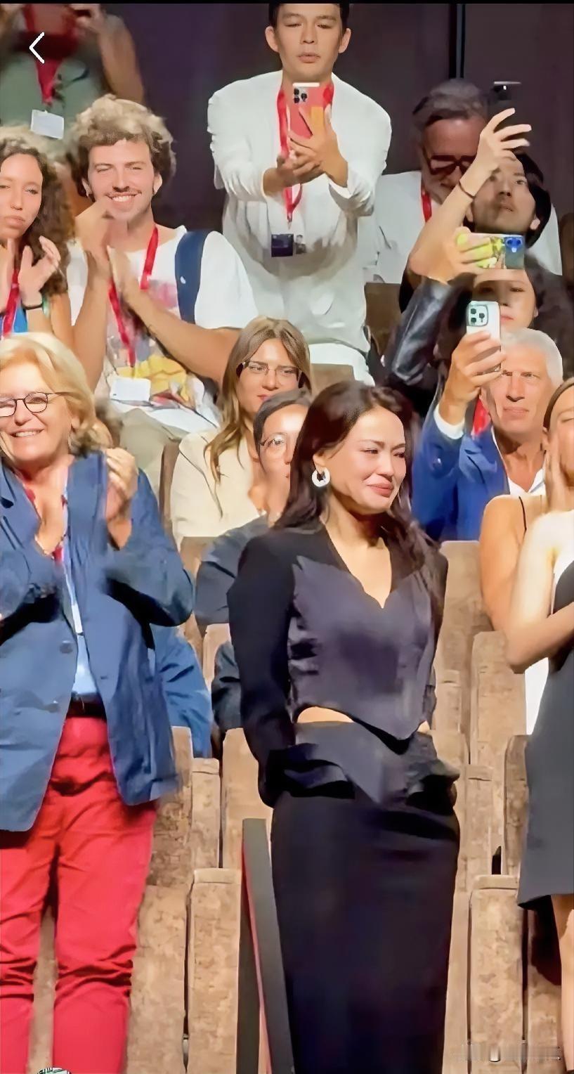 演员舒淇太感人了，在活动现场哭成汨人，她因为自己的成就而激动落泪，哭的还那么动情