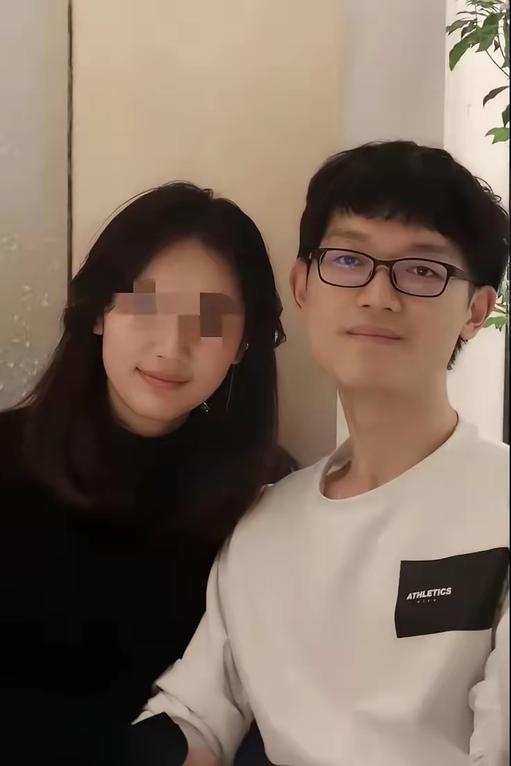 24岁武汉小伙与女朋友在海南海边约会，海水涨潮瞬间卷走两个小孩，他甩开女友的手扎