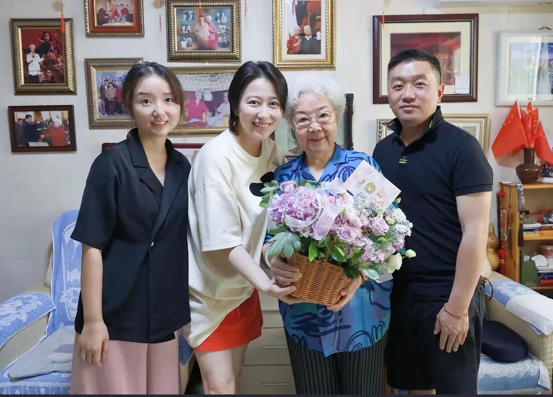 老艺术家田华 谢芳 张勇手近照
谢芳老师看上去身体不是很好，难怪近两年很少参加活