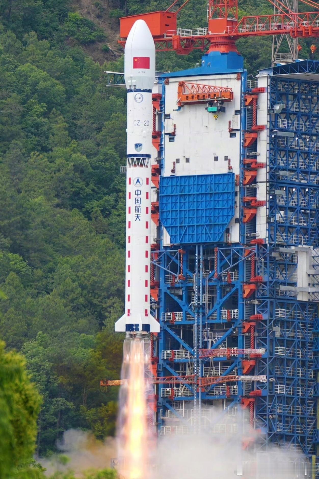 四川发射了一枚长征二号丁庆祝在成都举办的中国航天日主题活动，将卫星互联网技术试验