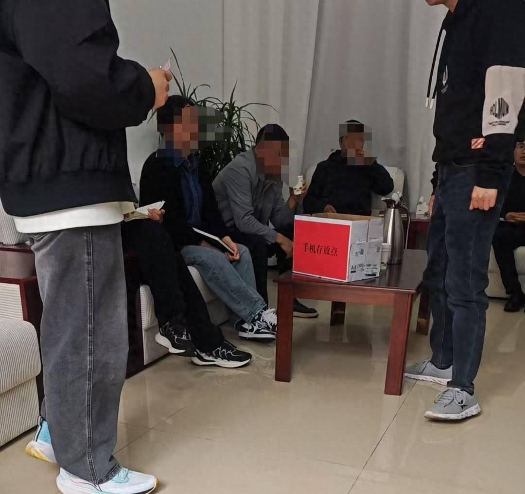 痛惜！23岁小伙自带挖掘机为社区修产业路，不幸连人带机坠下百米山崖身亡，两次协商
