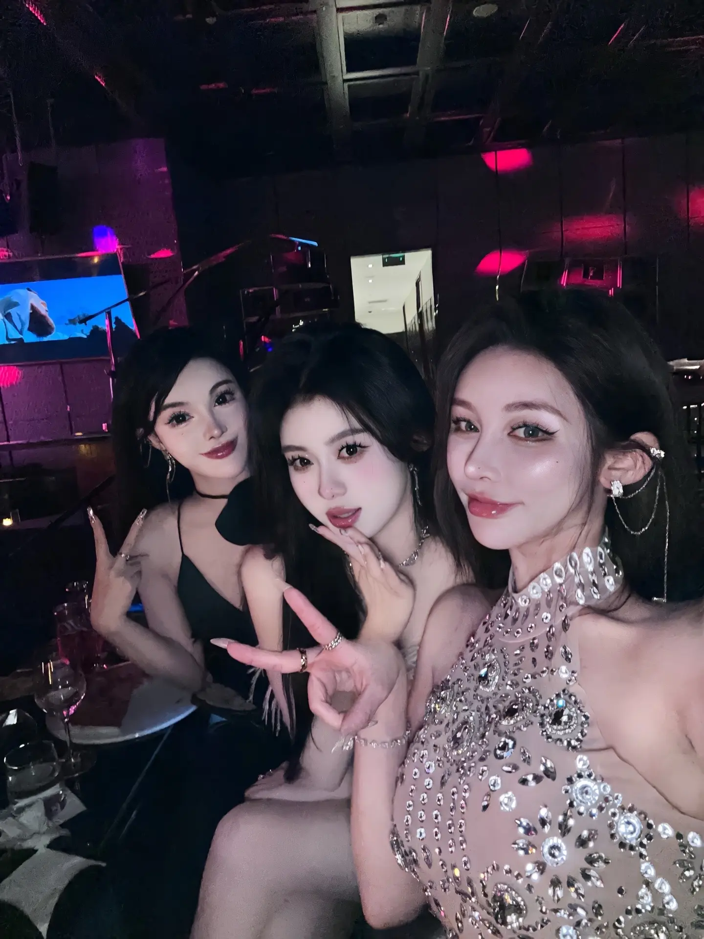 周末聚到一起吹干白给人一种干净 洁身自好 内向 顾家 适合结婚的感觉