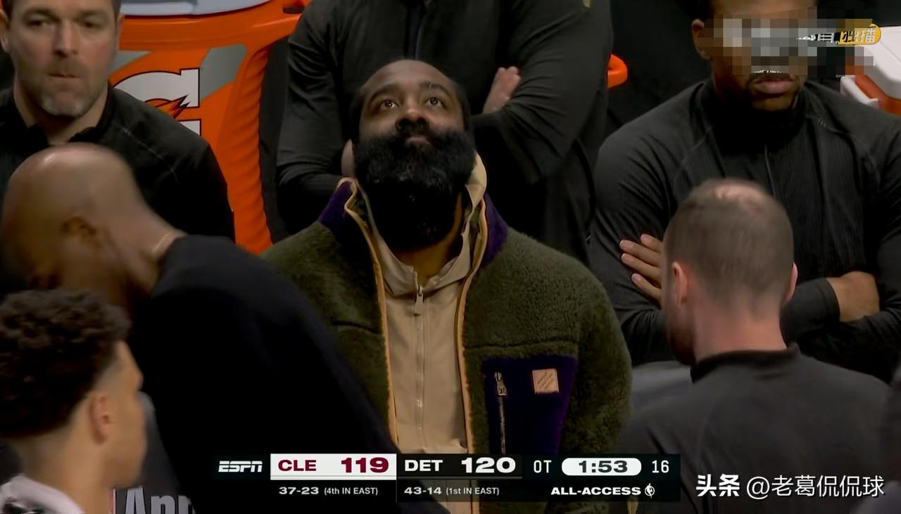 骑士巨星哈登深知球队大势已去了！在今天骑士客场挑战活塞的比赛中，当时比赛进行到了