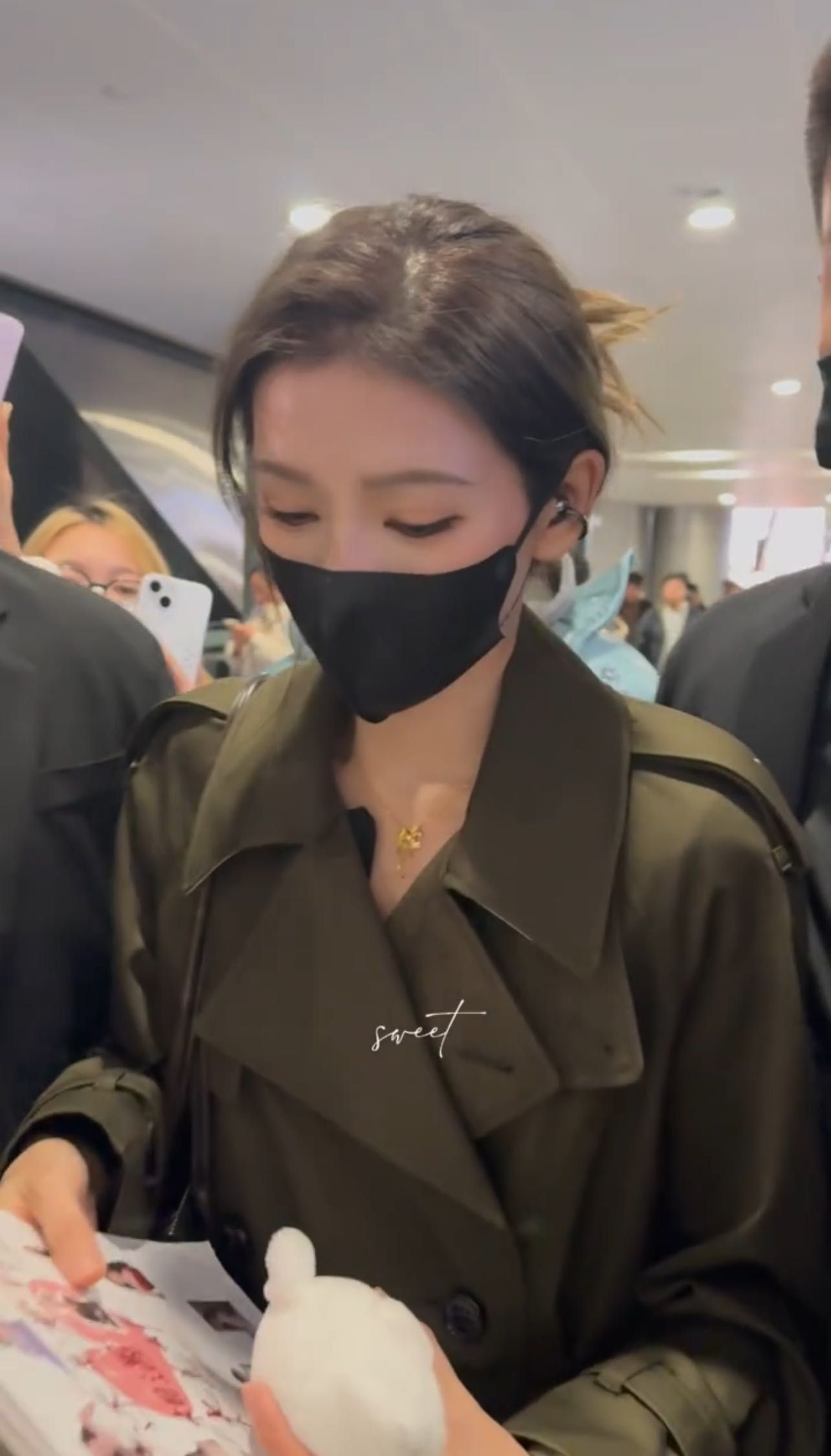 张予曦在微博之夜又双叒叕出神图了！！还有机场戴黑色耳机的生图，直接美到心巴清冷氛