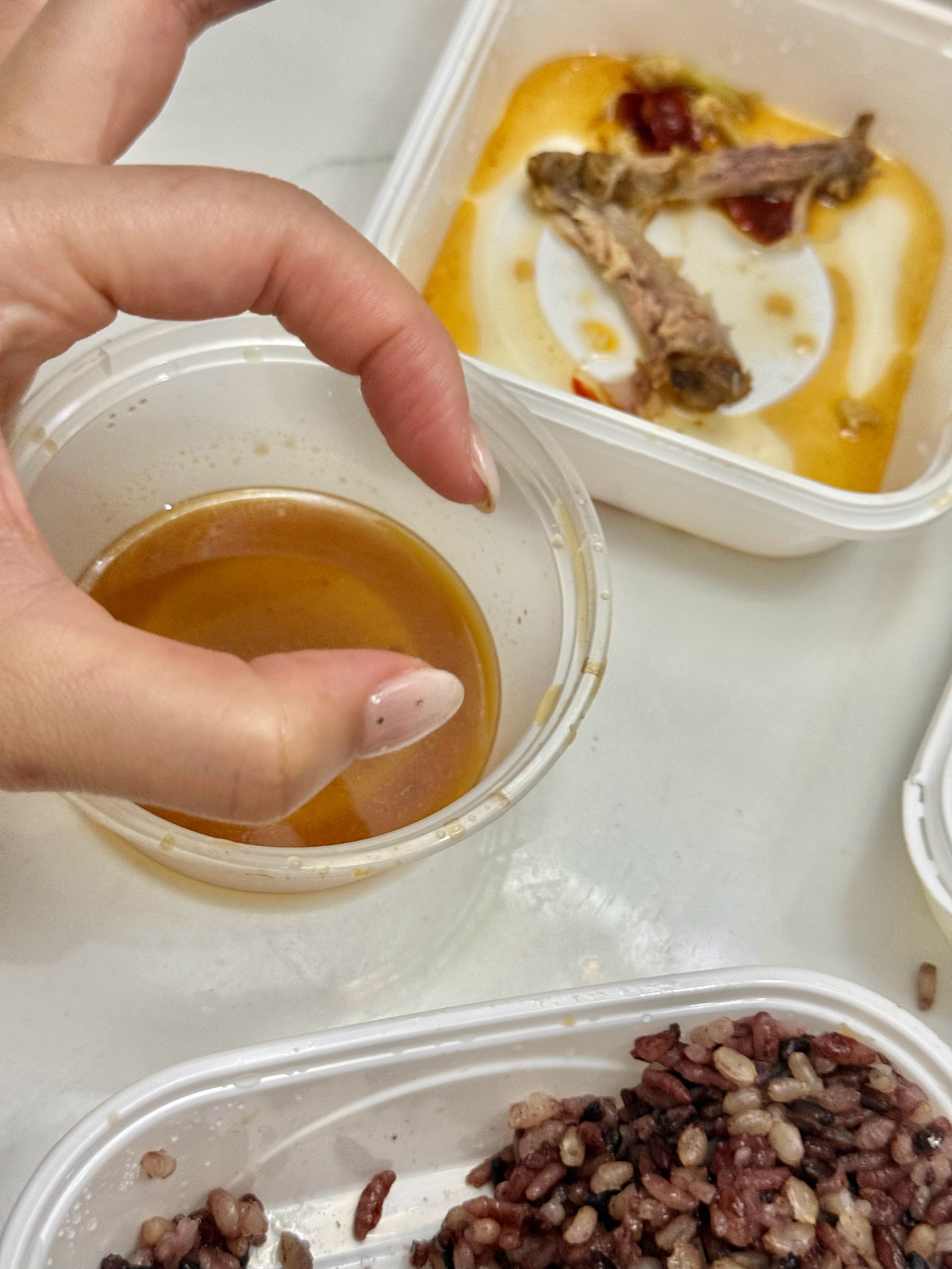 我吃饭途中去了一趟房间回来接着吃感觉我点了好几个菜我说我居然这次能全吃完了突然看