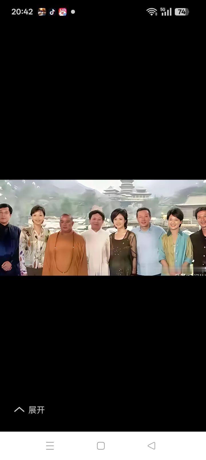 曾经的释永信呼风唤雨，多少人趋之若鹜。
杨澜就在里面，看她风姿卓越的媚笑就知道她