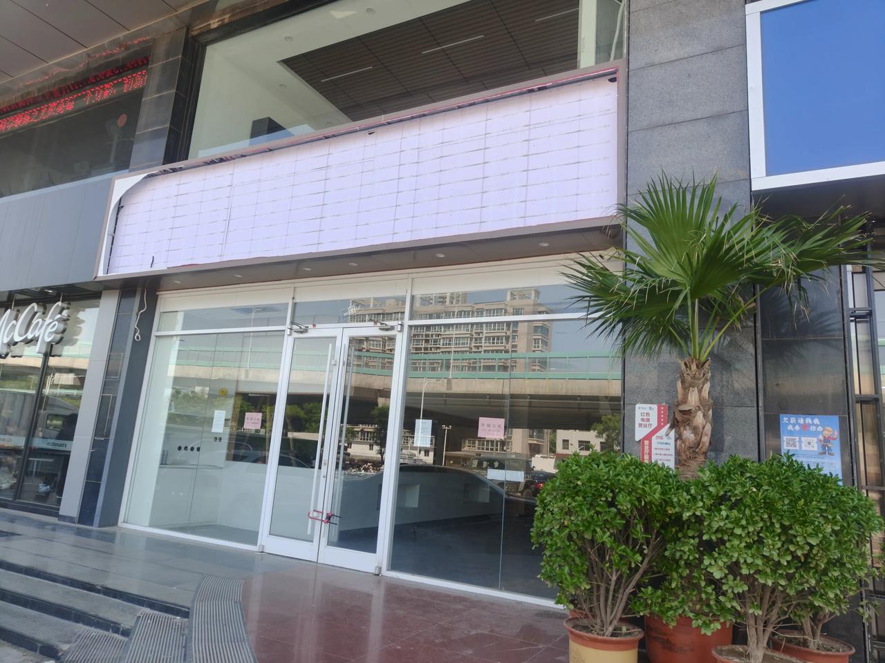 几天没来乐橙商务广场刚开时间不长的乐仁堂面馆撤店关门了。是价格太贵？还是没有特色