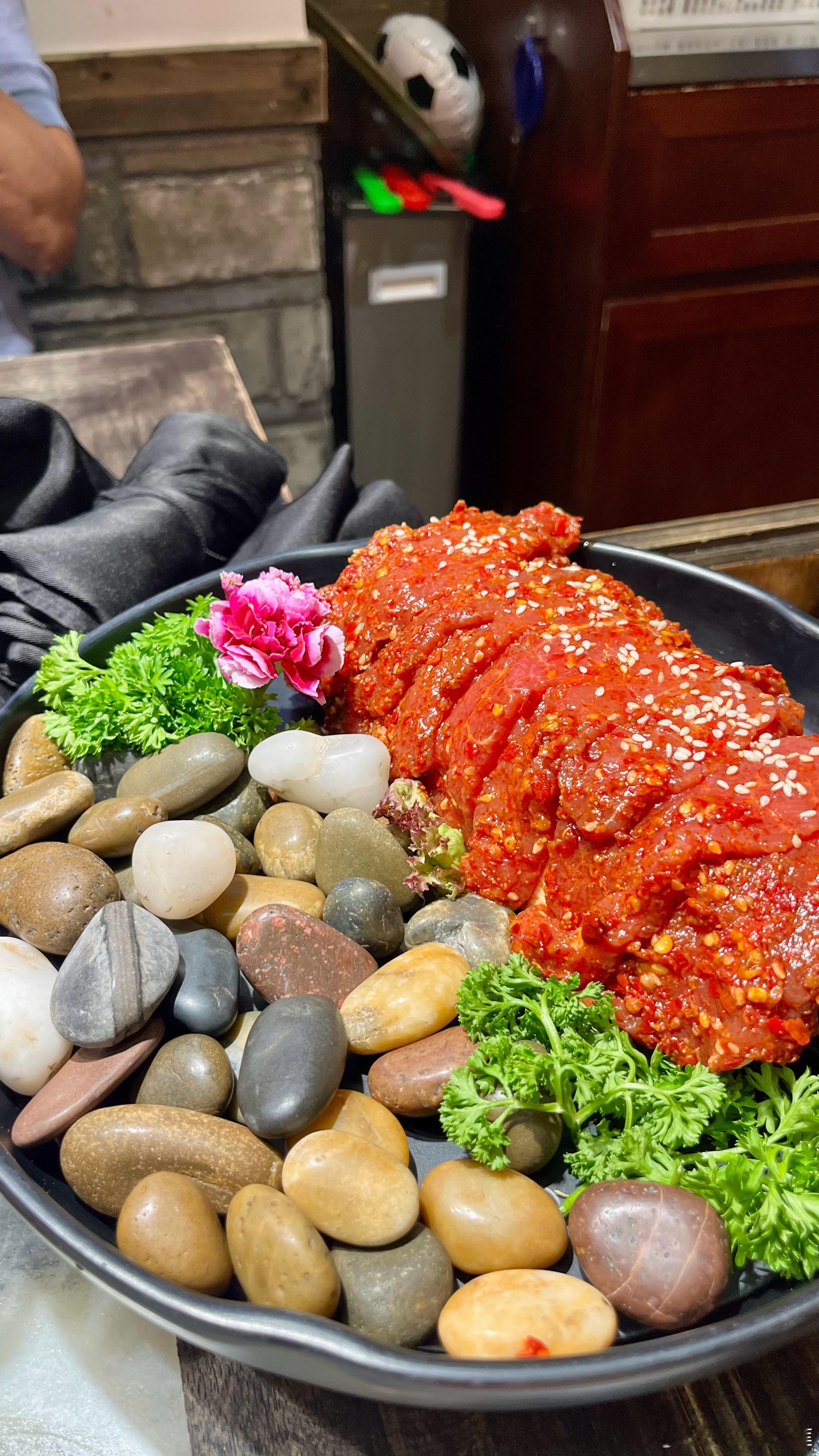 成都火锅牛油锅底越煮越香，毛肚、嫩牛肉、脆黄喉轮番下锅，麻味柔和辣味绵长，热热闹