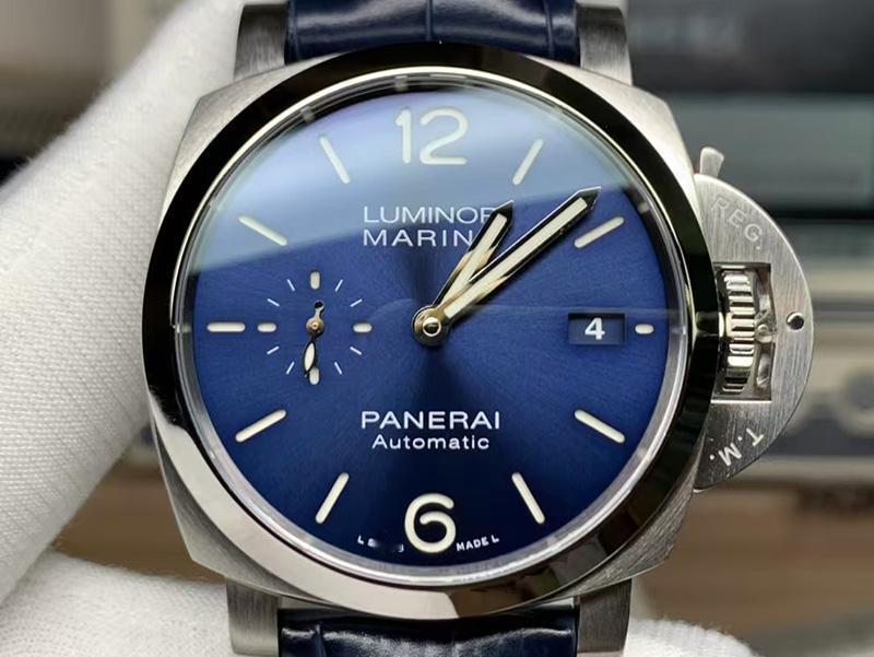 天津这次出名了！近期，记者暗访查实，一位穿休闲针织衫、卡其长裤的儒雅男士经过地铁